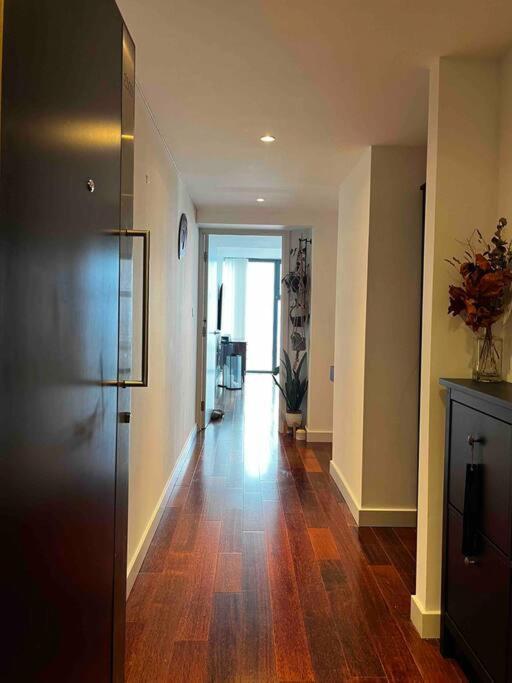 Luxury Flat With View Of Apartment *